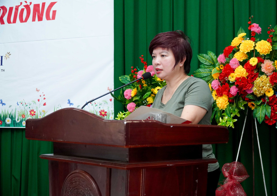 Nhà báo Dương Thị Thanh Hương, Phó Tổng biên tập Báo Giáo dục và Thời đại phát biểu tại sự kiện. Ảnh: Mạnh Tùng.