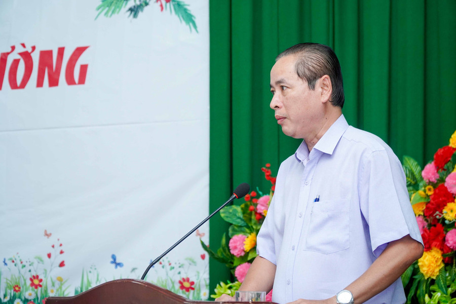 Phó Chủ tịch UBND huyện Kiên Hải Lê Minh Trị phát biểu tại chương trình “Tiếp sức đến trường”. Ảnh: Mạnh Tùng.