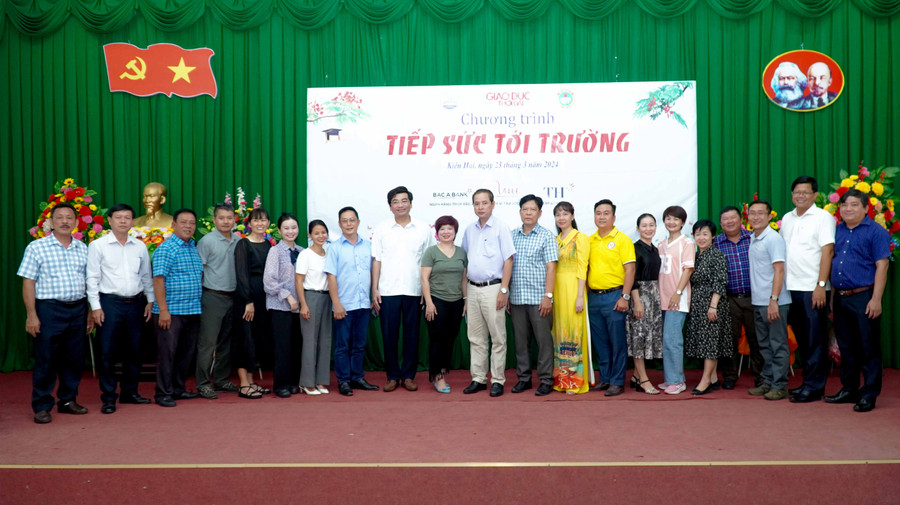 Các đại biểu tham dự chương trình “Tiếp sức đến trường” tại xã đảo An Sơn chụp ảnh lưu niệm. Ảnh: Mạnh Tùng.