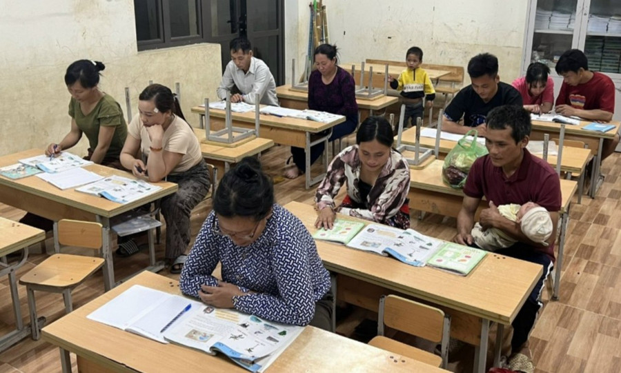 Vượt qua những tự ti ban đầu, các học viên lớn tuổi đến nay đã biết đọc, biết viết