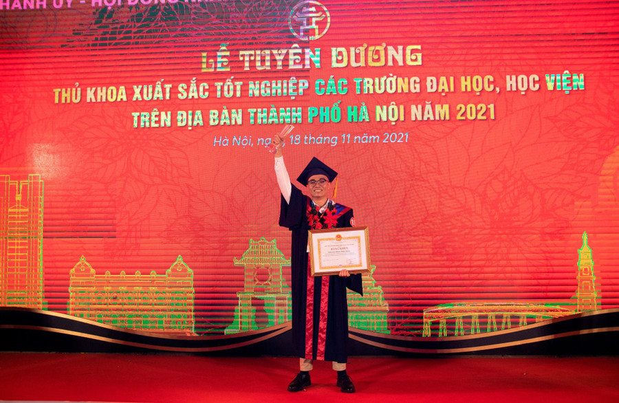 Thủ khoa tốt nghiệp xuất sắc trường Đại học Bách khoa Hà Nội năm 2021 Phạm Đình Dương. Ảnh: NVCC.