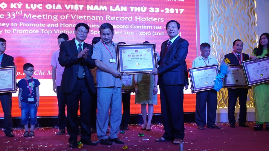 TS. Phan Quốc Việt nhận “Xác lập kỷ lục”