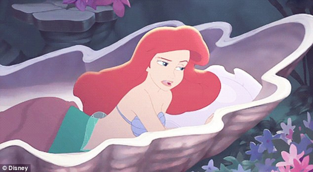 Không biến thành nàng tiên cá được thì mua giường vỏ sò sang chảnh ảnh 2