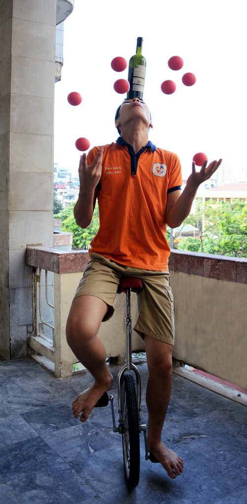 Nguyễn Khôi Nguyên với tiết mục đội chai lên đầu, tung 8 bóng trên xe đạp một bánh Nguyễn Khôi Nguyên với tiết mục đội chai lên đầu, tung 8 bóng trên xe đạp một bánh