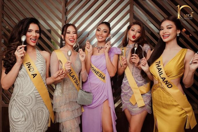 Đại diện Việt Nam không kém cạnh sắc vóc khi chụp cùng những thí sinh thuộc khu vực châu Á. Đại diện Việt Nam không kém cạnh sắc vóc khi chụp cùng những thí sinh thuộc khu vực châu Á.