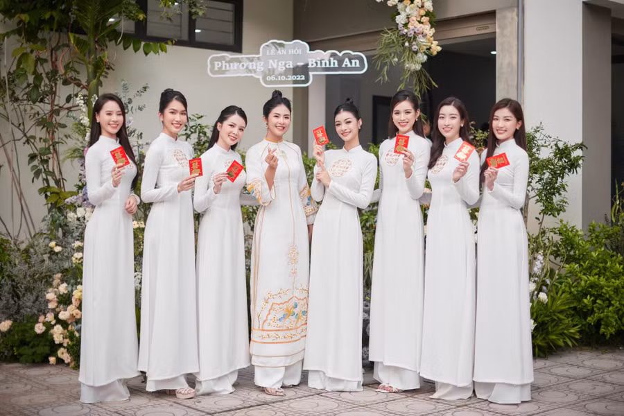 Dàn phù dâu nhà gái gồm Hoa hậu Đỗ Thị Hà, Á hậu Kiều Loan, Hoa hậu Đỗ Mỹ Linh, Hoa hậu Ngọc Hân...