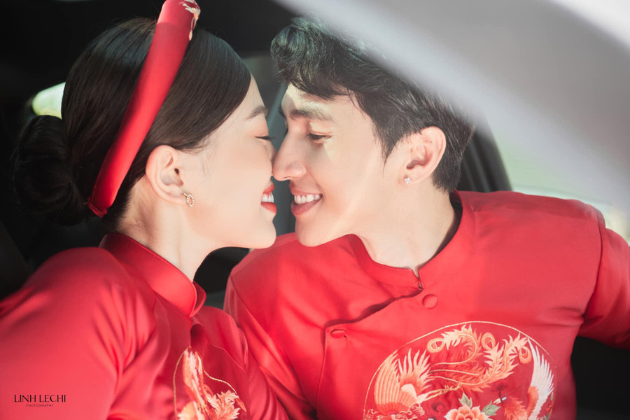 Sau lễ ăn hỏi, gia đình Bình An đón cô dâu Phương Nga về Phú Thọ. Cặp đôi thay sang trang phục áo dài màu đỏ tượng trưng cho may mắn và hạnh phúc.