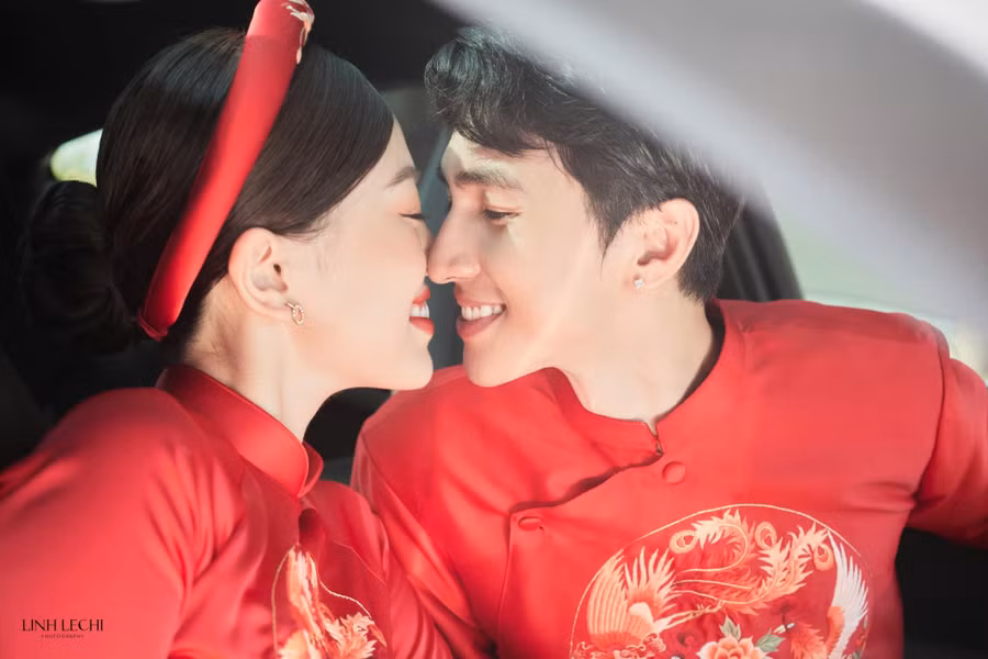 Sau lễ ăn hỏi, gia đình Bình An đón cô dâu Phương Nga về Phú Thọ. Cặp đôi thay sang trang phục áo dài màu đỏ tượng trưng cho may mắn và hạnh phúc.