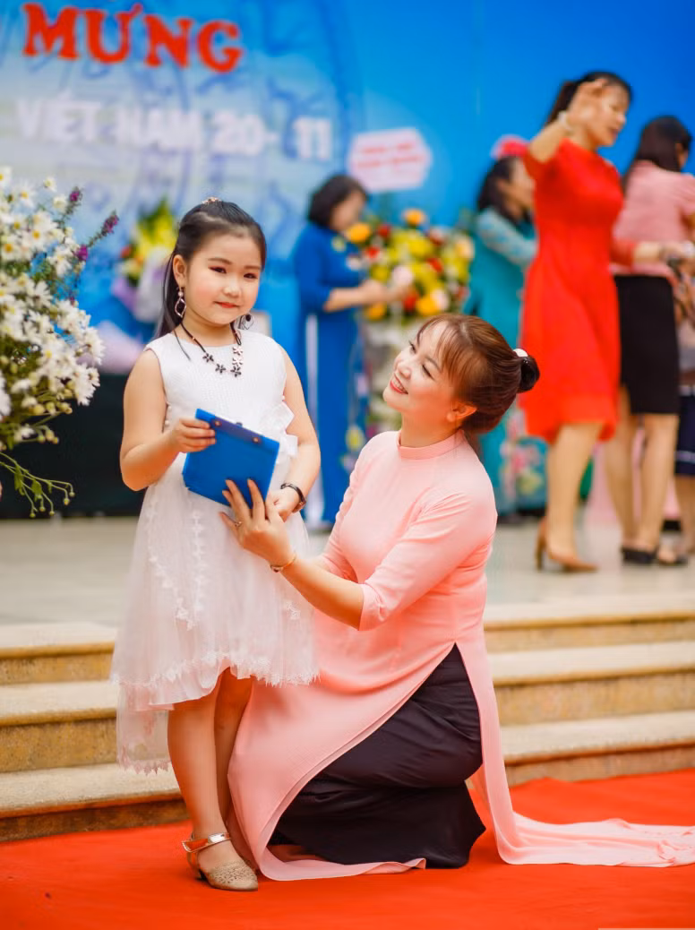 Giáo viên và học sinh cùng cảm nhận được hạnh phúc khi được quan tâm, chia sẻ.