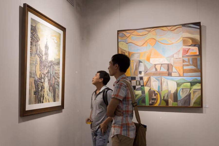 Người yêu hội hoạ đến thăm quan triển lãm. Người yêu hội hoạ đến thăm quan triển lãm.