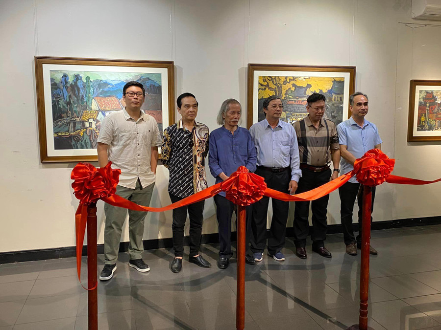 Hoạ sĩ Lương Xuân Đoàn dự khai mạc triển lãm 'Từ chuyến xe số 18' Hoạ sĩ Lương Xuân Đoàn dự khai mạc triển lãm 'Từ chuyến xe số 18'