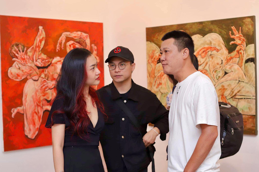 Hoạ sĩ Lương Lưu Biên (áo trắng).