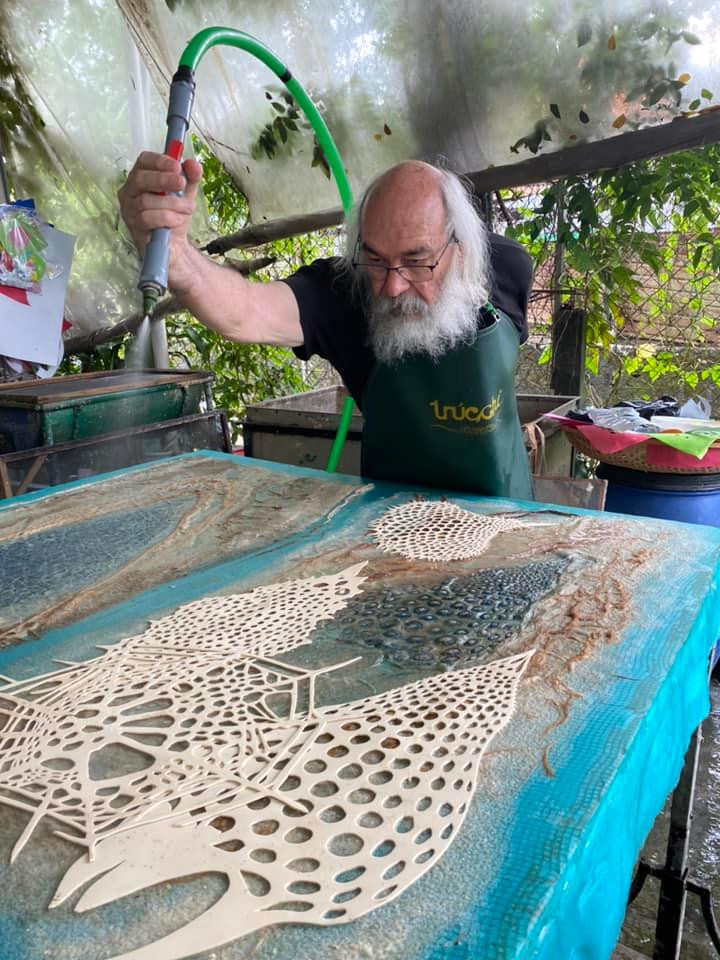Nghệ sĩ Dominique (Pháp) nổi tiếng với các thực hành nghệ thuật từ giấy và xơ sợi. Nghệ sĩ Dominique (Pháp) nổi tiếng với các thực hành nghệ thuật từ giấy và xơ sợi.
