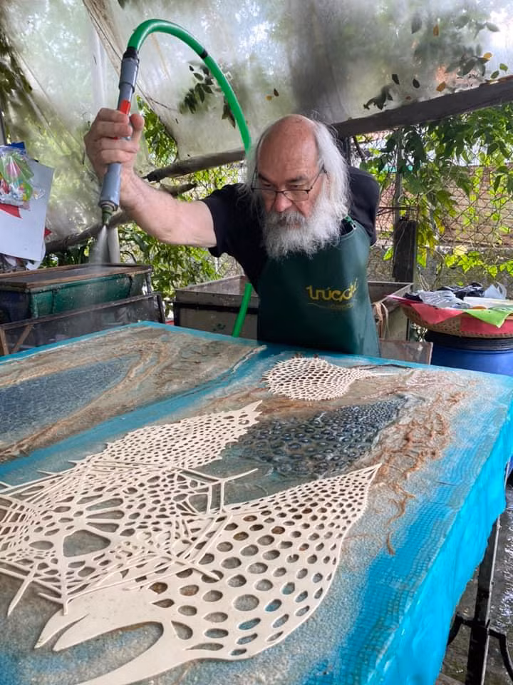 Nghệ sĩ Dominique (Pháp) nổi tiếng với các thực hành nghệ thuật từ giấy và xơ sợi.