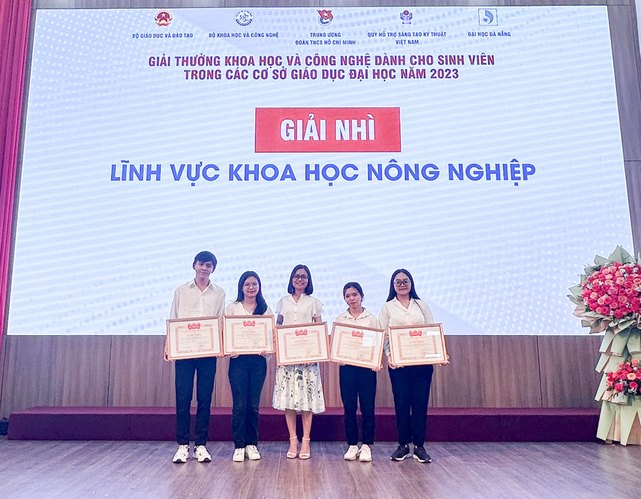 Nhóm sinh viên đạt giải Nhì lĩnh vực Khoa học Nông nghiệp 2023 của Trường ĐH Công Thương TP.HCM Nhóm sinh viên đạt giải Nhì lĩnh vực Khoa học Nông nghiệp 2023 của Trường ĐH Công Thương TP.HCM