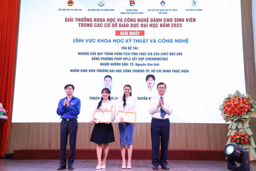 Thứ trưởng Bộ GD&ĐT Nguyễn Văn Phúc(phải) trao giải Nhất lĩnh vực Khoa học kỹ thuật và Công nghệ cho sinh viên HUIT.