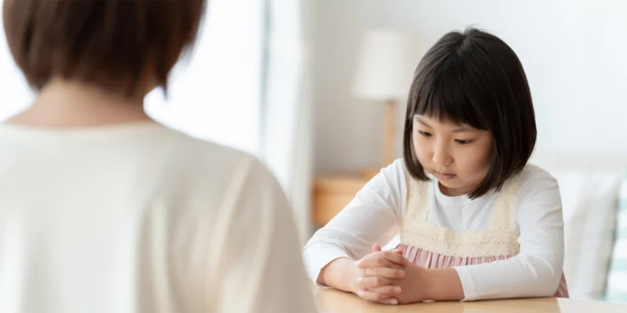 Đưa ra lời giải thích dài dòng và chi tiết về hành vi không phù hợp của con không phải là một ý tưởng hay. (Ảnh: ITN).