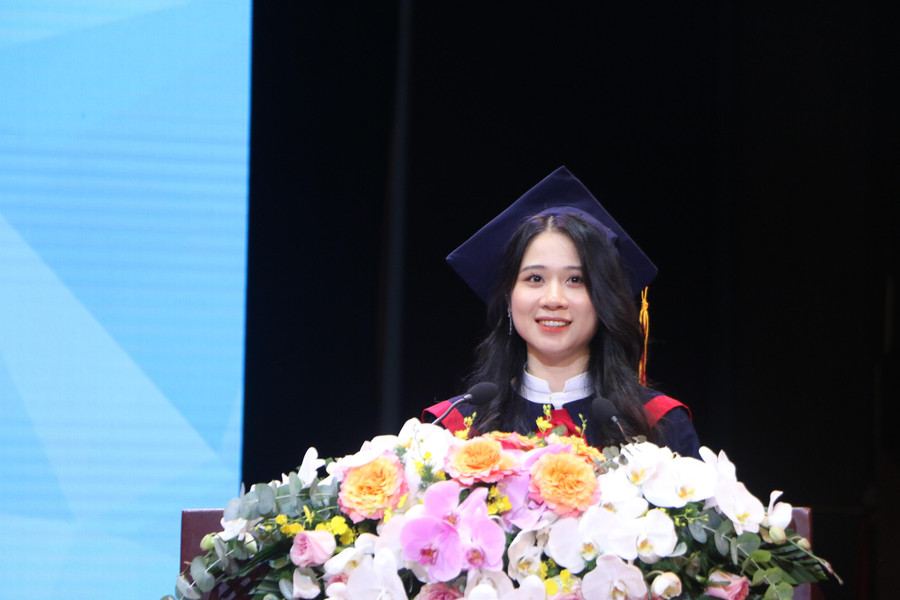 Em Hoàng Thị Thu Trang - sinh viên Khoa Quản trị khách sạn (K13) bày tỏ cảm nghĩ tại buổi lễ. Em Hoàng Thị Thu Trang - sinh viên Khoa Quản trị khách sạn (K13) bày tỏ cảm nghĩ tại buổi lễ.