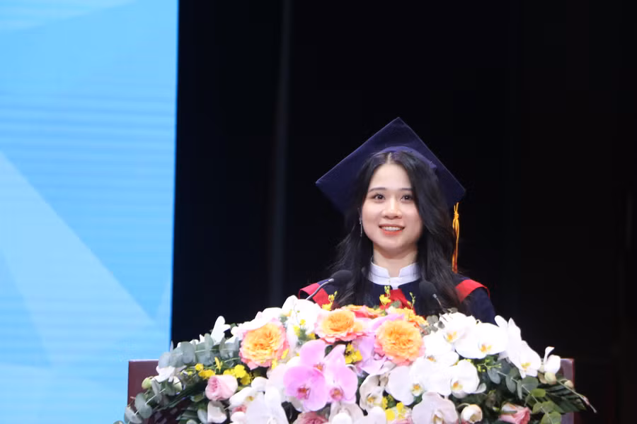 Em Hoàng Thị Thu Trang - sinh viên Khoa Quản trị khách sạn (K13) bày tỏ cảm nghĩ tại buổi lễ.
