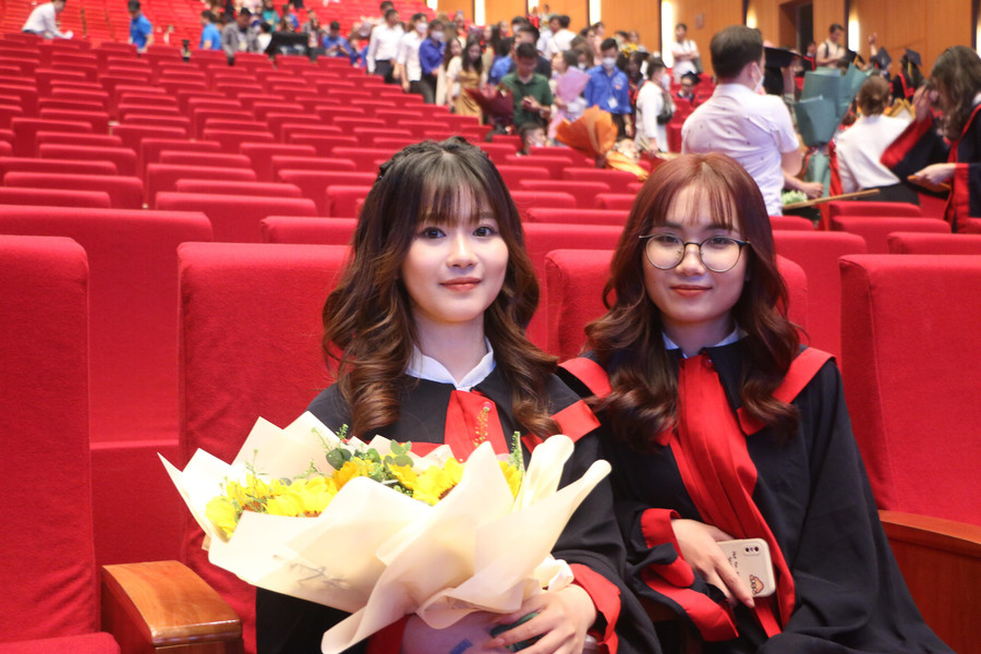 Em Nguyễn Thị Lan đến từ Khoa Ngôn ngữ Anh bày tỏ niềm vui và ấn tượng về buổi lễ tốt nghiệp. Em Nguyễn Thị Lan đến từ Khoa Ngôn ngữ Anh bày tỏ niềm vui và ấn tượng về buổi lễ tốt nghiệp.