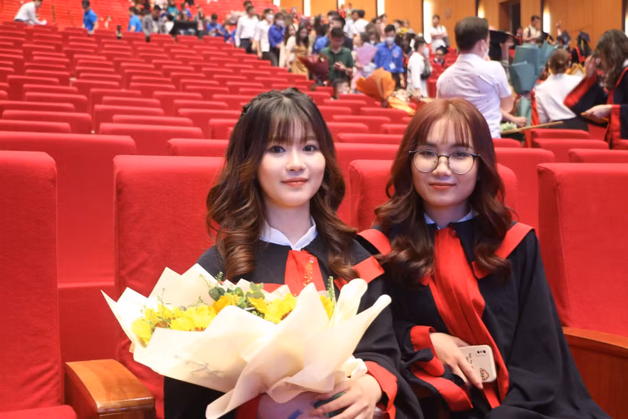 Em Nguyễn Thị Lan đến từ Khoa Ngôn ngữ Anh bày tỏ niềm vui và ấn tượng về buổi lễ tốt nghiệp.