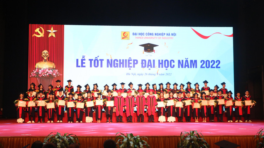 Lãnh đạo nhà trường chụp hình lưu niệm cùng các tân cử nhân, tân kỹ sư năm 2022. Lãnh đạo nhà trường chụp hình lưu niệm cùng các tân cử nhân, tân kỹ sư năm 2022.