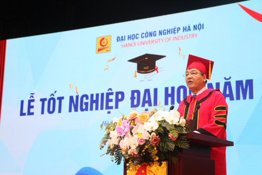 PGS.TS Trần Đức Quý - Hiệu trưởng nhà trường nhấn mạnh, với lịch sử 124 năm, Trường ĐH Công nghiệp Hà Nội đã trở thành cơ sở giáo dục đại học hàng đầu của Việt Nam, cung cấp hàng vạn cán bộ kỹ thuật, kỹ sư, cử nhân, thạc sĩ, tiến sĩ cho đất nước. PGS.TS Trần Đức Quý - Hiệu trưởng nhà trường nhấn mạnh, với lịch sử 124 năm, Trường ĐH Công nghiệp Hà Nội đã trở thành cơ sở giáo dục đại học hàng đầu của Việt Nam, cung cấp hàng vạn cán bộ kỹ thuật, kỹ sư, cử nhân, thạc sĩ, tiến sĩ cho đất nước.
