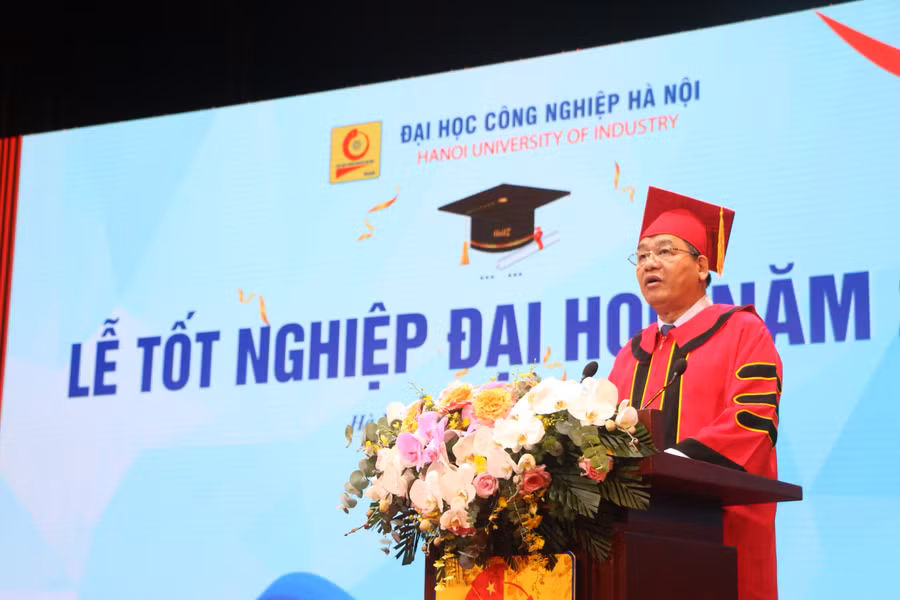PGS.TS Trần Đức Quý - Hiệu trưởng nhà trường nhấn mạnh, với lịch sử 124 năm, Trường ĐH Công nghiệp Hà Nội đã trở thành cơ sở giáo dục đại học hàng đầu của Việt Nam, cung cấp hàng vạn cán bộ kỹ thuật, kỹ sư, cử nhân, thạc sĩ, tiến sĩ cho đất nước. PGS.TS Trần Đức Quý - Hiệu trưởng nhà trường nhấn mạnh, với lịch sử 124 năm, Trường ĐH Công nghiệp Hà Nội đã trở thành cơ sở giáo dục đại học hàng đầu của Việt Nam, cung cấp hàng vạn cán bộ kỹ thuật, kỹ sư, cử nhân, thạc sĩ, tiến sĩ cho đất nước.