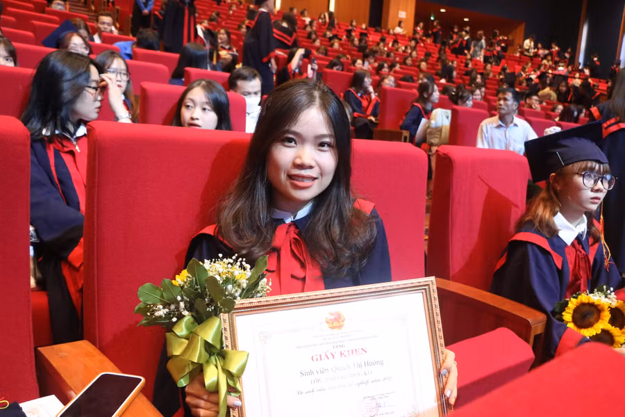 Sinh viên Quách Thị Hường đến từ Khoa Kế toán - Kiểm toán, K13 bày tỏ niềm vui và xúc động tại lễ tốt nghiệp năm 2022.
