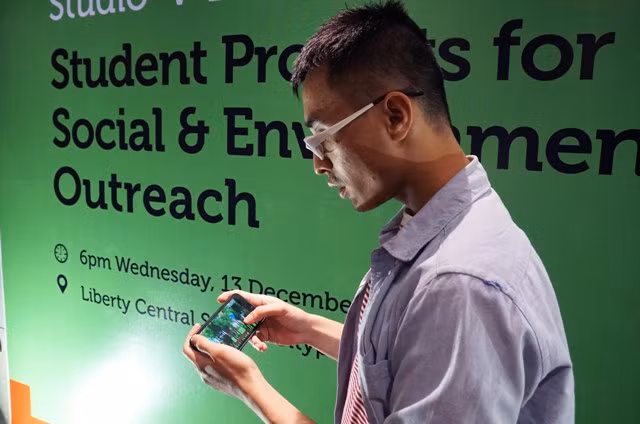 Sinh viên trải nghiệm chương trình 