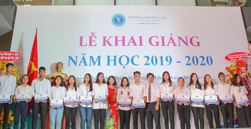 Các sinh viên nhận học bổng tại lễ khai giảng. Các sinh viên nhận học bổng tại lễ khai giảng.