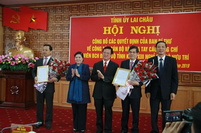 Ông Trần Tiến Dũng (ngoài cùng bên trái), Chủ tịch UBND tỉnh Lai Châu nhiệm kỳ 2016 - 2021