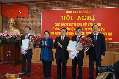 Ông Trần Tiến Dũng (ngoài cùng bên trái), Chủ tịch UBND tỉnh Lai Châu nhiệm kỳ 2016 - 2021