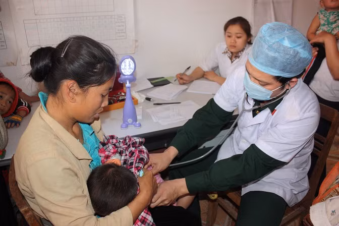 Bác sĩ Đoàn Kinh tế quốc phòng 379 khám bệnh cho trẻ em xã Si Pa Phìn (huyện Nậm Pồ).