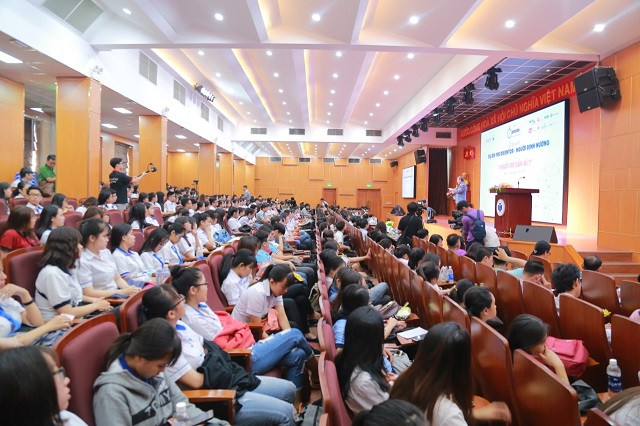 Hình ảnh sinh viên hào hứng nghe bổ biến thông tin về cuộc thi “Tìm kiếm ý tưởng khởi nghiệp 2018” tại buổi Lễ phát động. Hình ảnh sinh viên hào hứng nghe bổ biến thông tin về cuộc thi “Tìm kiếm ý tưởng khởi nghiệp 2018” tại buổi Lễ phát động.