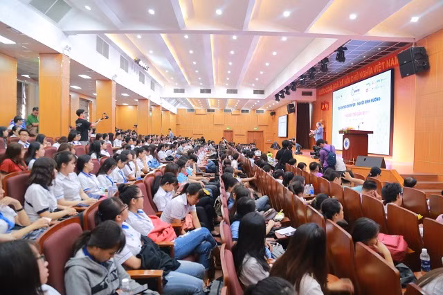 Hình ảnh sinh viên hào hứng nghe bổ biến thông tin về cuộc thi “Tìm kiếm ý tưởng khởi nghiệp 2018” tại buổi Lễ phát động.