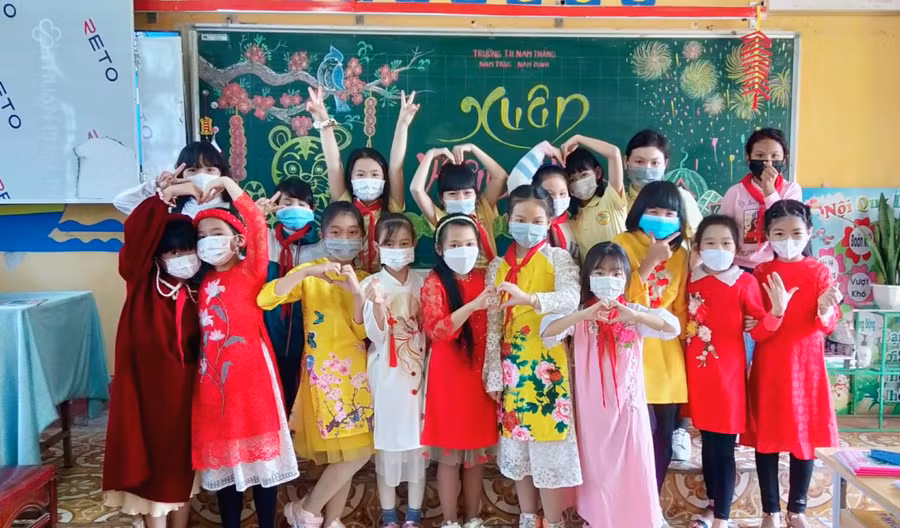 Học sinh thực hiện đeo khẩu trang trong suốt buổi học để đảm bảo phòng dịch.