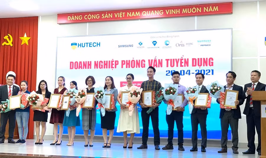 Đại diện Ban giám hiệu Nhà trường tặng hoa, thư cảm ơn đến các doanh nghiệp đồng hành cùng chương trình