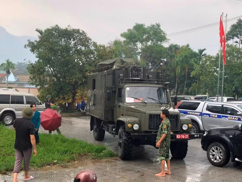  Xe thông tin và rất nhiều xe cơ giới hạng nặng cùng các loại máy xúc đang mở đường lên Rào Trăng 3.