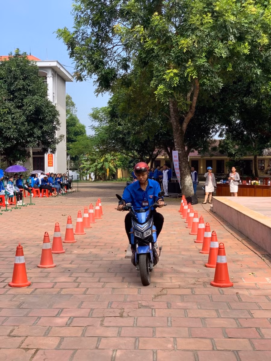 Học sinh được thực hành lái xe.