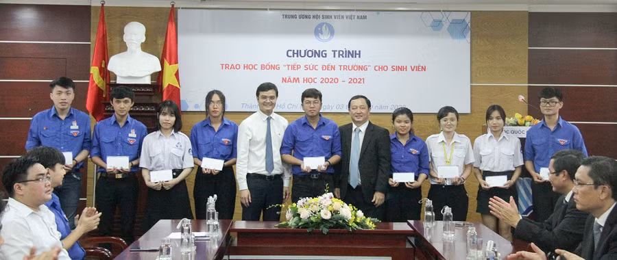 Bí thư T.Ư Đoàn, Chủ tịch T.Ư Hội Sinh viên Việt Nam Bùi Quang Huy (thứ 4, từ trái qua) trao học bổng cho sinh viên khó khăn.