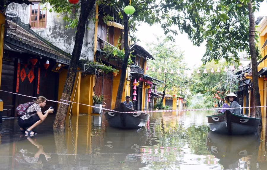 Độc đáo du lịch "xuồng trong phố" ở Hội An ảnh 1