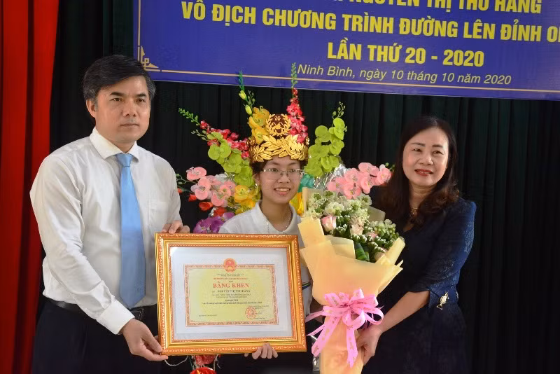 Ông Bùi Văn Linh - Vụ trưởng Vụ Giáo dục Chính trị và công tác HSSV cùng bà Phạm Thị Khuyên - Phó GĐ Sở GD&amp;ĐT Ninh Bình trao bằng khen của Bộ trưởng Bộ GD&amp;ĐT cho Nguyễn Thị Thu Hằng.