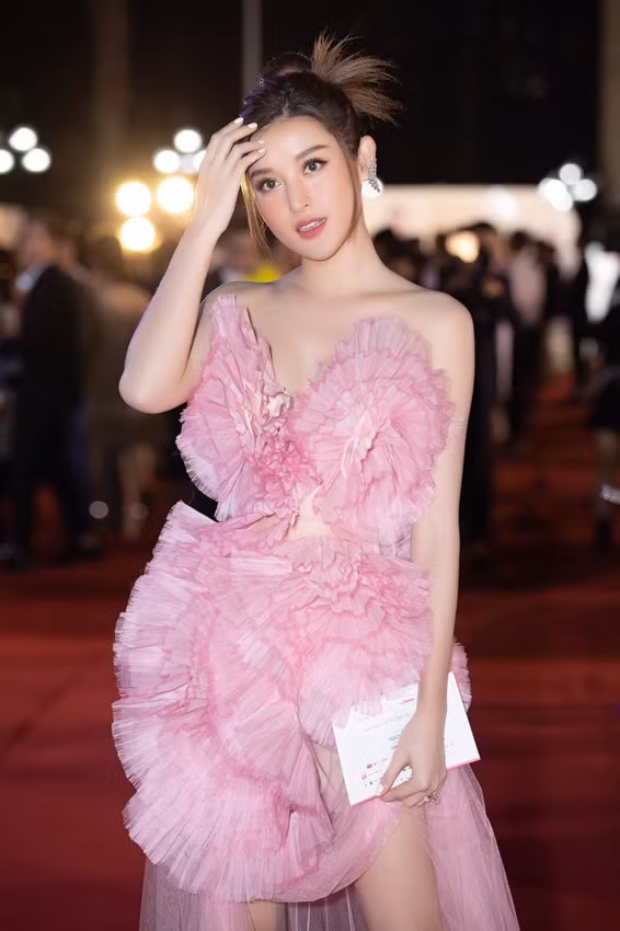 Á hậu Huyền My.