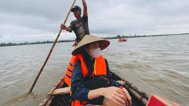 Ca sĩ Thủy Tiên trực tiếp phát nhu yếu phẩm cho nhân dân vùng lũ.