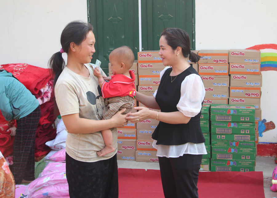 Cá nhân chị Hoàng Thị Hoa trao tặng 2 triệu đồng cho học sinh bị bỏng ở điểm bản Pú Chả. Cá nhân chị Hoàng Thị Hoa trao tặng 2 triệu đồng cho học sinh bị bỏng ở điểm bản Pú Chả.