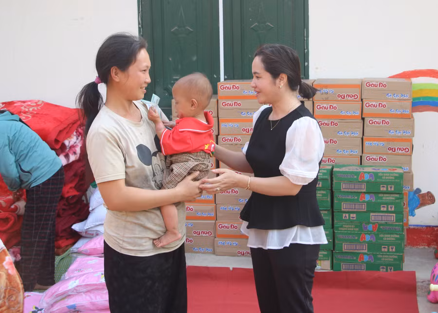 Cá nhân chị Hoàng Thị Hoa trao tặng 2 triệu đồng cho học sinh bị bỏng ở điểm bản Pú Chả.