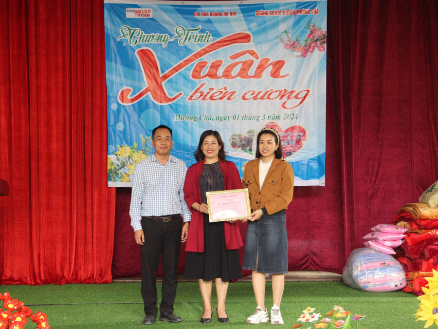 Trao 30,5 triệu đồng cho Trường Mầm non Mường Mươn số 1. Trao 30,5 triệu đồng cho Trường Mầm non Mường Mươn số 1.