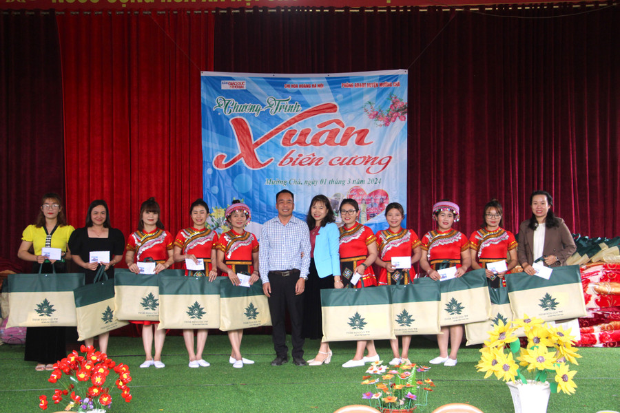 Bà Nguyễn Thị Thúy (áo xanh) - Phó trưởng Phòng GD&ĐT huyện Mường Chà cùng đại diện Báo GD&TĐ tặng quà giáo viên Trường Mầm non Mường Mươn số 2. Bà Nguyễn Thị Thúy (áo xanh) - Phó trưởng Phòng GD&ĐT huyện Mường Chà cùng đại diện Báo GD&TĐ tặng quà giáo viên Trường Mầm non Mường Mươn số 2.