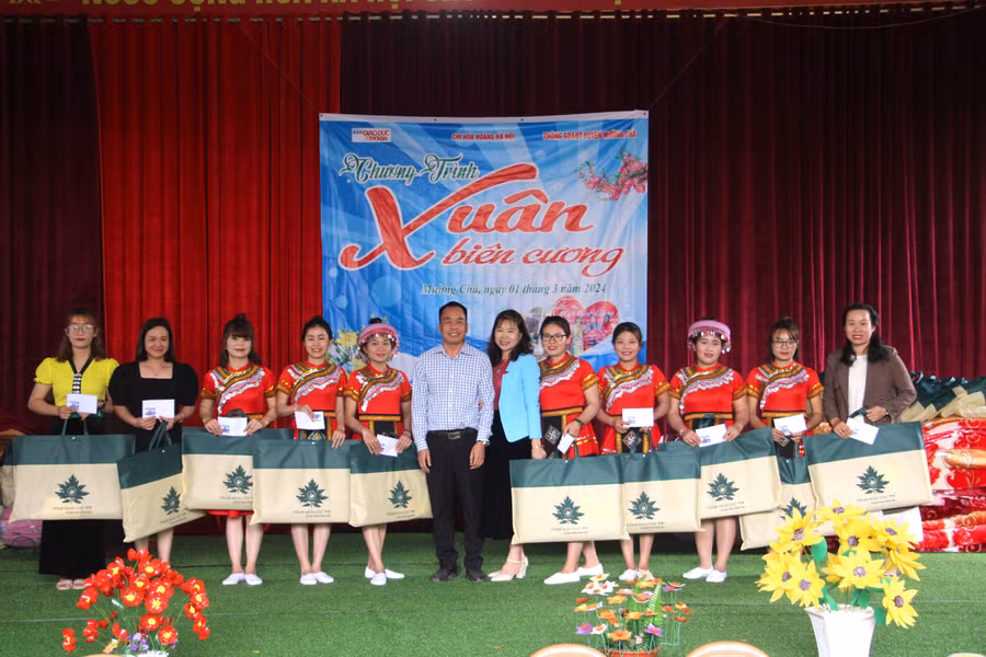 Bà Nguyễn Thị Thúy (áo xanh) - Phó trưởng Phòng GD&amp;ĐT huyện Mường Chà cùng đại diện Báo GD&amp;TĐ tặng quà giáo viên Trường Mầm non Mường Mươn số 2.